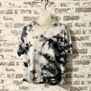 Elizabeth & James Black White Tie Dye Boxy Cropped Tee relaxed small
